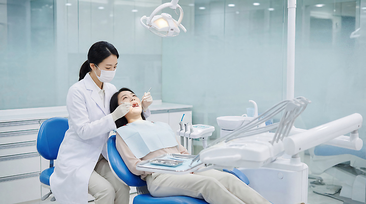 JPG 편집이미지 의학 건강 치과 관리 치료 청결 진료 환자 의사 도구 치과의사 유니트체어 의료성형뷰티 편집실사 AI인물포토 AI콘텐츠 의자 병원 의료진 위생 CG 파일형식 AI포토