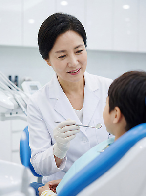 JPG 편집이미지 어린이 의학 건강 치과 병원 치료 진료 의사 도구 상담 예방 방문 치과진료 의료성형뷰티 편집실사 AI인물포토 AI콘텐츠 사람 의료진 CG 파일형식 AI포토