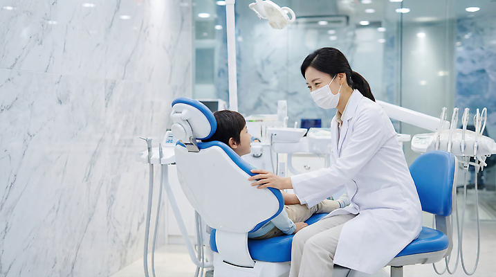 JPG 편집이미지 어린이 실내 건강 치과 대화 치료 진료 환자 의사 도구 청소 상담 예방 유니트체어 의료성형뷰티 편집실사 AI인물포토 AI콘텐츠 의자 의학 병원 말하기 사람 내부 의료진 CG 파일형식 AI포토