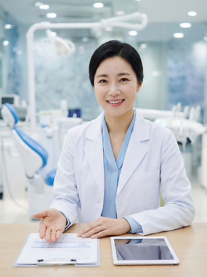 JPG 편집이미지 의학 건강 치과 설명 안전 치료 진료 환자 간호사 의사 기록 서비스 상담 클리닉 방문 의료성형뷰티 편집실사 AI인물포토 AI콘텐츠 모션 병원 의료진 CG 파일형식 AI포토