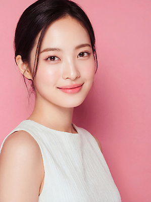 JPG 편집이미지 헤어스타일 옷 여자 아시아 얼굴 분홍색 백그라운드 미소 카메라 사진촬영 의료성형뷰티 스타일 편집실사 AI인물포토 AI콘텐츠 나라 컬러 표정 사람 신체부위 전자제품 촬영 CG 파일형식 AI포토