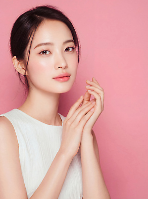 JPG 모델 편집이미지 헤어스타일 손 여자 얼굴 분홍색 포즈 백그라운드 미소 앞모습 머리 부드러움 뷰티풀 의료성형뷰티 편집실사 AI인물포토 AI콘텐츠 뷰포인트 컬러 표정 사람 신체부위 감각 CG 파일형식 AI포토