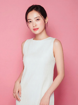 JPG 편집이미지 여자 패션 분홍색 백그라운드 표정 미소 사람 카메라 촬영 의료성형뷰티 스타일 편집실사 AI인물포토 AI콘텐츠 컬러 전자제품 CG 파일형식 AI포토