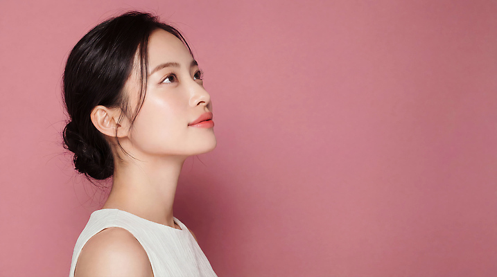 JPG 모델 편집이미지 헤어스타일 여자 패션 분홍색 백그라운드 스튜디오 표정 미소 뷰티 촬영 의료성형뷰티 편집실사 AI인물포토 AI콘텐츠 컬러 사람 CG 파일형식 AI포토