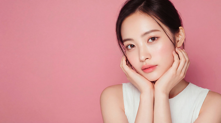 JPG 주간 편집이미지 손 시선 여자 얼굴 분홍색 포즈 백그라운드 사진촬영 표현 감싸기 뷰티풀 의료성형뷰티 스타일 편집실사 AI인물포토 AI콘텐츠 자연요소 컬러 모션 사람 신체부위 촬영 CG 파일형식 AI포토