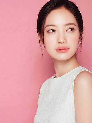 JPG 편집이미지 여자 얼굴 분홍색 백그라운드 조명 화장 머리 촬영 피부 돌리기 뷰티풀 의료성형뷰티 스타일 편집실사 AI인물포토 AI콘텐츠 컬러 모션 사람 신체부위 뷰티 CG 파일형식 AI포토