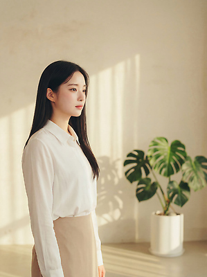 JPG 식물 편집이미지 긴머리 여자 모션 직장 실내 인테리어 집중 창가 오후 의료성형뷰티 편집실사 AI인물포토 AI콘텐츠 헤어스타일 디자인 컨셉 회사 창문 사람 내부 CG 파일형식 AI포토