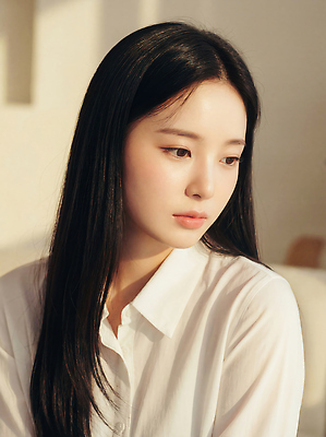 JPG 편집이미지 긴머리 여자 감정 생각 조명 실내 표정 앉기 편안함 집중 부드러움 의료성형뷰티 편집실사 AI인물포토 AI콘텐츠 헤어스타일 컨셉 모션 사람 내부 감각 CG 파일형식 AI포토