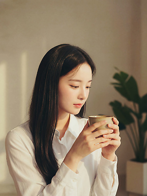 JPG 식물 편집이미지 손 여자 커피 생각 창문 아침 잔 주택 표정 일상 오후 의료성형뷰티 차분 편집실사 AI인물포토 AI콘텐츠 주간 식기 음료 컨셉 사람 건물 라이프 신체부위 CG 파일형식 AI포토