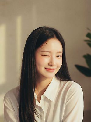 JPG 식물 편집이미지 여자 패션 포즈 조명 실내 미소 웃음 머리 카메라 촬영 즐거움 의료성형뷰티 편집실사 AI인물포토 AI콘텐츠 감정 표정 사람 내부 신체부위 전자제품 CG 파일형식 AI포토