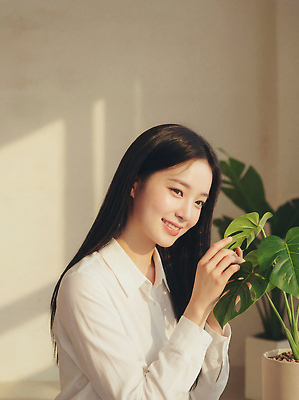 JPG 식물 편집이미지 손 여자 잎 모션 실내 웃음 취미 일상 정원 방 편안함 주말 관심 의료성형뷰티 편집실사 AI인물포토 AI콘텐츠 표정 사람 내부 라이프 신체부위 감각 CG 파일형식 AI포토