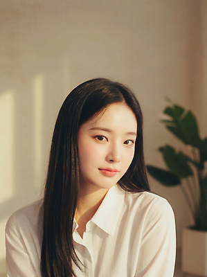 JPG 식물 편집이미지 여자 생머리 스튜디오 표정 앉기 방 시간 편안함 일과 의료성형뷰티 편집실사 AI인물포토 AI콘텐츠 헤어스타일 모션 사람 감각 CG 파일형식 AI포토