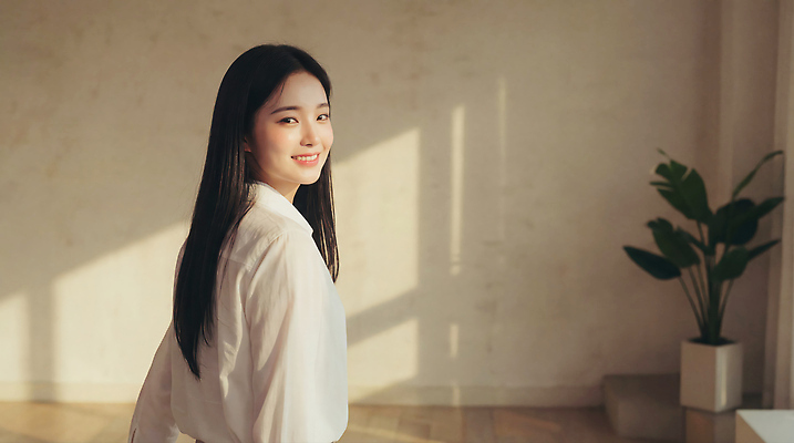 JPG 식물 편집이미지 행복 포즈 창문 실내 미소 소녀 일상 청춘 햇빛 방 뒤돌아보기 의료성형뷰티 편집실사 AI인물포토 AI콘텐츠 여자 감정 어린이 컨셉 모션 표정 내부 라이프 태양 CG 파일형식 AI포토