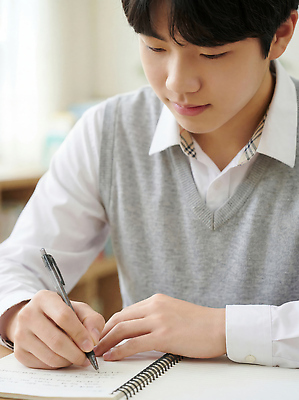 JPG 편집이미지 학생 손글씨 교육 남학생 교실 일상 학습 펜 공책 기록 시간 집중 과제 의료성형뷰티 남고생 편집실사 AI인물포토 AI콘텐츠 남자 컨셉 학교 고등학생 문구용품 라이프 필기구 CG 파일형식 AI포토