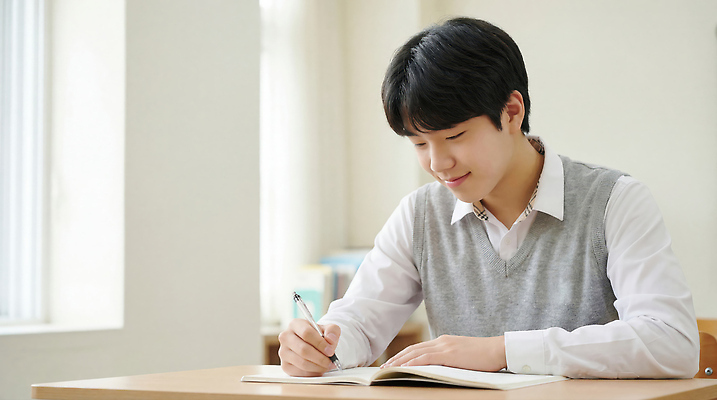 JPG 편집이미지 학생 교육 교실 조명 책 학습 연필 공책 교양 기록 메모지 집중 창가 오후 의료성형뷰티 남고생 편집실사 AI인물포토 AI콘텐츠 남자 컨셉 창문 학교 고등학생 문구용품 학용품 필기구 사무용품 CG 파일형식 AI포토