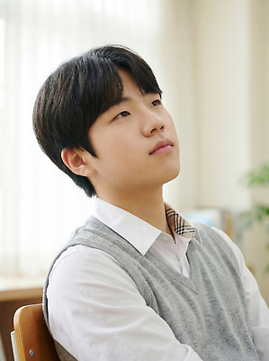 JPG 식물 편집이미지 학생 교육 생각 의자 교실 청소년 아침 경고 앉기 학습 집중 책상 의료성형뷰티 남고생 편집실사 AI인물포토 AI콘텐츠 주간 남자 가구 컨셉 학교 모션 고등학생 사람 CG 파일형식 AI포토