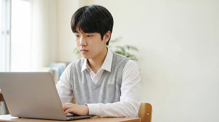 JPG 편집이미지 학생 교육 교실 청소년 책 학습 컴퓨터 스크린 자료 키보드 시간 집중 문서 과제 의료성형뷰티 남고생 편집실사 AI인물포토 AI콘텐츠 남자 컨셉 학교 고등학생 사람 전자제품 CG 파일형식 AI포토