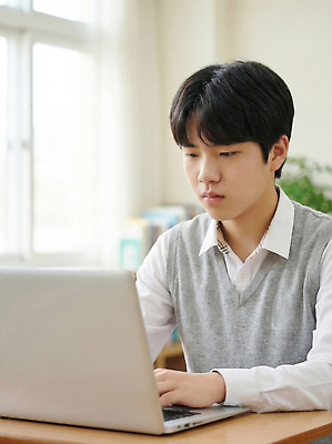 JPG 식물 편집이미지 학생 교육 교실 소년 책 학습 컴퓨터 독서 스크린 시간 작업 도서관 집중 의료성형뷰티 남고생 편집실사 AI인물포토 AI콘텐츠 남자 어린이 컨셉 학교 고등학생 전자제품 CG 파일형식 AI포토