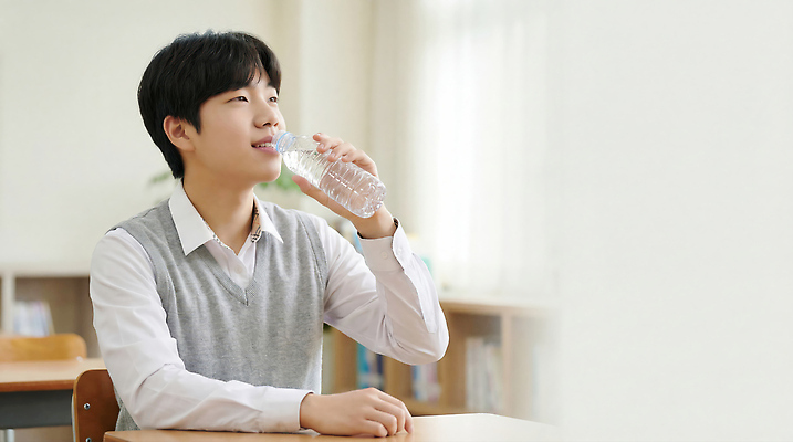 JPG 편집이미지 음료 남학생 교실 학교 수업 앉기 일상 물 빛 학습 갈증 물병 집중 창가 책상 의료성형뷰티 남고생 편집실사 AI인물포토 AI콘텐츠 자연요소 학생 교육 남자 가구 컨셉 창문 모션 고등학생 라이프 물통 CG 파일형식 AI포토