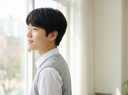 JPG 편집이미지 응시 옷 남자 생각 아침 날씨 실내 공간 창가 조용 일과 단정 순간 오후 의료성형뷰티 남고생 편집실사 AI인물포토 AI콘텐츠 주간 시선 컨셉 창문 고등학생 사람 내부 CG 파일형식 AI포토