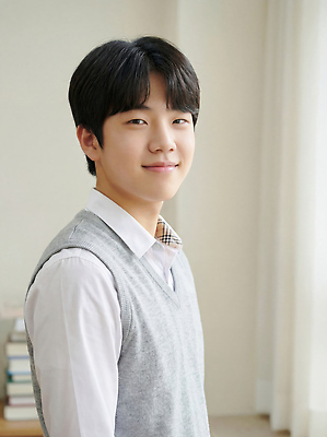 JPG 주간 편집이미지 창문 가족 서기 미소 웃음 소년 생활 책 빛 방 조끼 분위기 의료성형뷰티 남고생 편집실사 AI인물포토 AI콘텐츠 자연요소 남자 어린이 컨셉 관계 모션 고등학생 표정 외투 CG 파일형식 AI포토