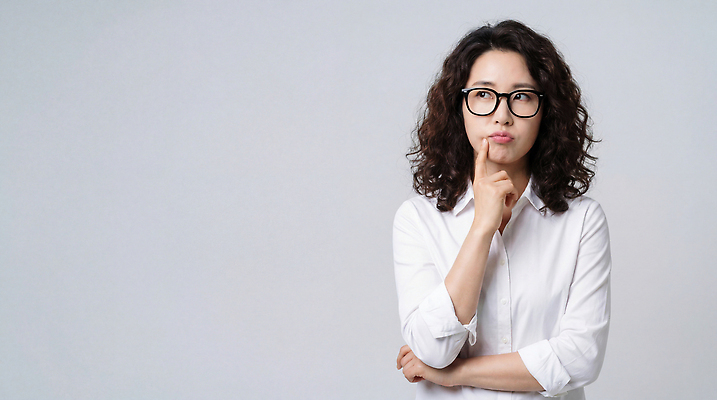 JPG 모델 편집이미지 여자 감정 백그라운드 셔츠 생각 손가락 상상 표정 사람 촬영 회색 흰색 작가 의료성형뷰티 편집실사 AI인물포토 AI콘텐츠 직업 손 컬러 상의 CG 파일형식 AI포토