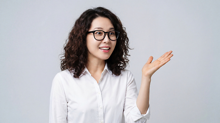 JPG 편집이미지 긴머리 여자 포즈 모션 커뮤니케이션 대화 설명 미소 손짓 생활 카메라 만남 작가 의료성형뷰티 편집실사 AI인물포토 AI콘텐츠 직업 헤어스타일 컨셉 표정 말하기 사람 전자제품 CG 파일형식 AI포토