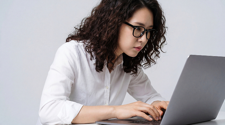 JPG 편집이미지 여자 백그라운드 직장 기술 노트북 컴퓨터 사무실 모니터 기록 시간 작업 작가 집중 장면 의료성형뷰티 편집실사 AI인물포토 AI콘텐츠 직업 컨셉 회사 비즈니스 사람 전자제품 CG 파일형식 AI포토