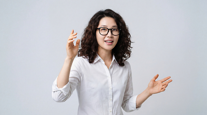 JPG 편집이미지 여자 감정 커뮤니케이션 표정 이야기 대화 웃음 사람 손짓 작가 즐거움 소통 참여 의료성형뷰티 상호작용 편집실사 AI인물포토 AI콘텐츠 직업 컨셉 모션 말하기 CG 파일형식 AI포토