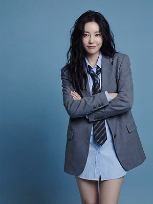 JPG 모델 편집이미지 헤어스타일 옷 여자 패션 포즈 넥타이 미소 정장 카메라 팔짱 사진촬영 촬영 파란배경 의료성형뷰티 스타일 편집실사 AI인물포토 AI콘텐츠 잡화 백그라운드 모션 표정 사람 파란색 전자제품 CG 파일형식 AI포토