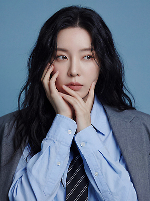 JPG 모델 편집이미지 긴머리 손 여자 패션 얼굴 포즈 생각 비즈니스 표정 사람 정장 촬영 회색 파란배경 의료성형뷰티 스타일 편집실사 AI인물포토 AI콘텐츠 헤어스타일 옷 컬러 백그라운드 신체부위 파란색 CG 파일형식 AI포토