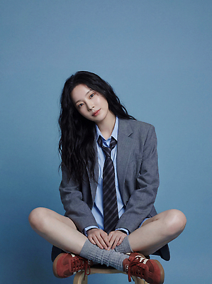 JPG 모델 편집이미지 학생 패션 교복 스포츠 포즈 운동화 넥타이 앉기 소녀 머리 회색 청바지 세미정장 의료성형뷰티 스타일 편집실사 AI인물포토 AI콘텐츠 잡화 옷 여자 어린이 컬러 신발 바지 모션 정장 신체부위 CG 파일형식 AI포토