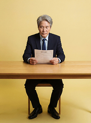 JPG 편집이미지 노년 남자 백그라운드 의자 탁자 직장 표정 사람 정장 노란색 업무 비즈니스맨 집중 면접 문서 이력서 실버취업 의료성형뷰티 편집실사 AI인물포토 AI콘텐츠 옷 컬러 가구 컨셉 회사 비즈니스 성인 구직 작업 직장인 CG 파일형식 AI포토