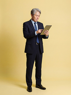 JPG 편집이미지 손 노년 남자 중년 비즈니스 회의 직장 기술 정장 태블릿 스크린 업무 비즈니스맨 집중 실버취업 노란배경 의료성형뷰티 편집실사 AI인물포토 AI콘텐츠 옷 백그라운드 컨셉 회사 사람 성인 신체부위 전자제품 스마트기기 노란색 구직 작업 직장인 CG 파일형식 AI포토