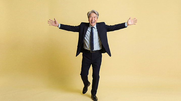 JPG 편집이미지 노년 남자 행복 포즈 백그라운드 모션 표정 웃음 정장 노란색 기쁨 표현 비즈니스맨 팔 실버취업 순간 의료성형뷰티 편집실사 AI인물포토 AI콘텐츠 옷 감정 컬러 비즈니스 사람 성인 신체부위 구직 직장인 CG 파일형식 AI포토
