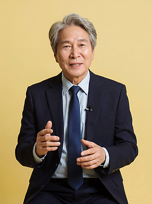 JPG 편집이미지 노년 남자 포즈 비즈니스 모션 표정 이야기 대화 미소 앉기 정장 비즈니스맨 실버취업 소통 의료성형뷰티 편집실사 AI인물포토 AI콘텐츠 옷 컨셉 말하기 사람 성인 구직 직장인 CG 파일형식 AI포토