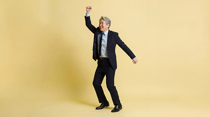 JPG 편집이미지 손 노년 남자 행복 감정 백그라운드 모션 표정 사람 정장 일상 노란색 춤 비즈니스맨 즐거움 실버취업 의료성형뷰티 편집실사 AI인물포토 AI콘텐츠 옷 컬러 비즈니스 문화예술 성인 라이프 신체부위 구직 직장인 CG 파일형식 AI포토