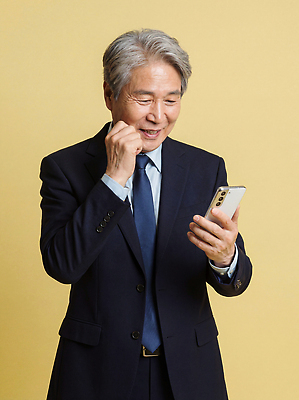 JPG 편집이미지 노년 남자 백그라운드 통신 기술 미소 웃음 정장 스마트폰 노란색 스크린 기쁨 비즈니스맨 실버취업 소통 영상통화 의료성형뷰티 편집실사 AI인물포토 AI콘텐츠 옷 감정 컬러 컨셉 비즈니스 표정 사람 성인 핸드폰 스마트기기 구직 직장인 CG 통화 파일형식 AI포토