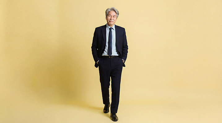 JPG 편집이미지 옷 노년 남자 포즈 백그라운드 비즈니스 사람 정장 사무실 노란색 걷기 비즈니스맨 실버취업 정중 의료성형뷰티 스타일 편집실사 AI인물포토 AI콘텐츠 컬러 컨셉 모션 성인 구직 직장인 CG 파일형식 AI포토