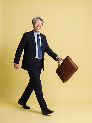 JPG 모델 편집이미지 노년 남자 중년 백그라운드 가방 비즈니스 직장 표정 미소 사람 정장 노란색 걷기 촬영 비즈니스맨 실버취업 의료성형뷰티 스타일 편집실사 AI인물포토 AI콘텐츠 잡화 옷 컬러 회사 모션 성인 구직 직장인 CG 파일형식 AI포토