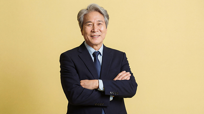 JPG 편집이미지 노년 남자 중년 포즈 백그라운드 비즈니스 표정 미소 사람 정장 캐주얼 팔짱 비즈니스맨 실버취업 의료성형뷰티 편집실사 AI인물포토 AI콘텐츠 옷 모션 성인 구직 직장인 CG 파일형식 AI포토