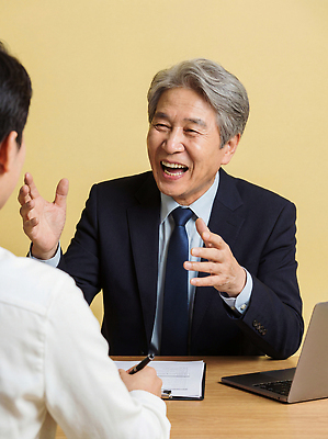 JPG 편집이미지 노년 탁자 직장 대화 웃음 노트북 사무실 구직 비즈니스맨 체험 면접 인터뷰 실버취업 소통 경영 의료성형뷰티 대면 편집실사 AI인물포토 AI콘텐츠 남자 가구 컨셉 회사 비즈니스 표정 말하기 성인 전자제품 직장인 CG 파일형식 AI포토