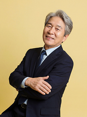 JPG 편집이미지 손 옷 노년 남자 얼굴 포즈 표정 미소 사람 정장 팔짱 비즈니스맨 자신감 클래식 실버취업 의료성형뷰티 편집실사 AI인물포토 AI콘텐츠 감정 컨셉 비즈니스 모션 성인 신체부위 구직 직장인 CG 파일형식 AI포토