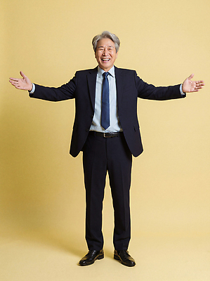 JPG 편집이미지 옷 노년 남자 포즈 백그라운드 모션 팔벌리기 넥타이 표정 서기 웃음 사람 정장 노란색 기쁨 비즈니스맨 실버취업 의료성형뷰티 편집실사 AI인물포토 AI콘텐츠 잡화 감정 컬러 비즈니스 성인 구직 직장인 CG 파일형식 AI포토