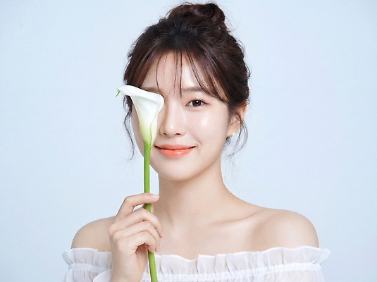 JPG 편집이미지 헤어스타일 옷 여자 꽃 얼굴 포즈 백그라운드 자연 미소 카메라 화사함 밝은색 뷰티풀 찍기 의료성형뷰티 편집실사 AI인물포토 AI콘텐츠 식물 컨셉 모션 표정 사람 신체부위 전자제품 CG 생태계 파일형식 AI포토