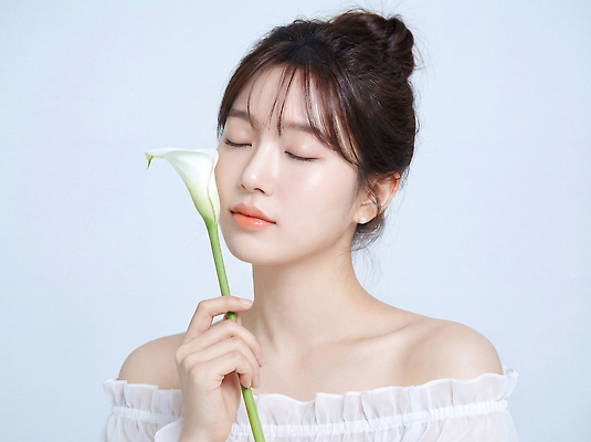 JPG 편집이미지 손 여자 꽃 감정 사람 머리 눈감음 촬영 표현 뷰티풀 의료성형뷰티 편집실사 AI인물포토 AI콘텐츠 식물 모션 신체부위 CG 파일형식 AI포토