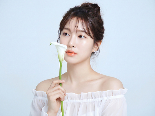 JPG 편집이미지 손 옷 여자 꽃 백그라운드 자연 표정 흰색 부드러움 뷰티풀 의료성형뷰티 편집실사 AI인물포토 AI콘텐츠 식물 컬러 사람 신체부위 감각 CG 생태계 파일형식 AI포토