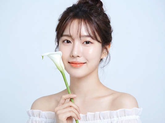 JPG 편집이미지 손 여자 꽃 포즈 백그라운드 자연 미소 파란색 뷰티 카메라 피부 뷰티풀 의료성형뷰티 편집실사 AI인물포토 AI콘텐츠 식물 컬러 표정 사람 신체부위 전자제품 CG 생태계 파일형식 AI포토