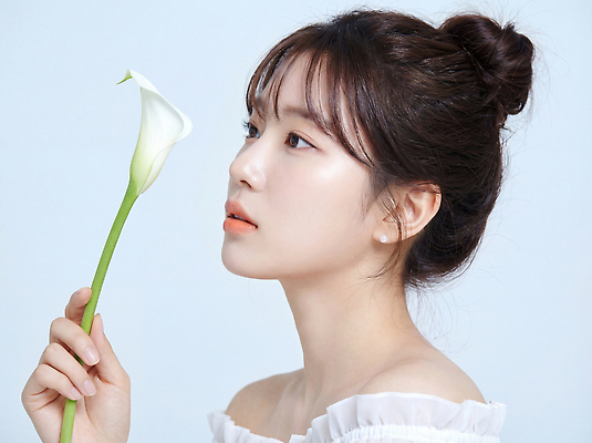 JPG 편집이미지 손 여자 꽃 감정 얼굴 포즈 백그라운드 생각 촬영 흰색 집중 피부 뷰티풀 의료성형뷰티 스타일 편집실사 AI인물포토 AI콘텐츠 식물 컬러 컨셉 사람 신체부위 CG 파일형식 AI포토