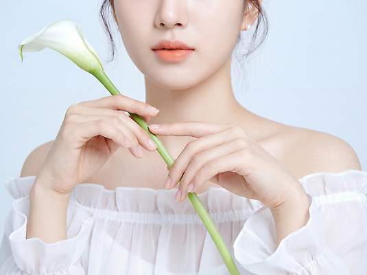 JPG 편집이미지 손 여자 꽃 예술 백그라운드 모션 표정 사람 촬영 흰색 피부 블라우스 대칭 의료성형뷰티 스타일 편집실사 AI인물포토 AI콘텐츠 식물 컬러 상의 신체부위 CG 파일형식 AI포토